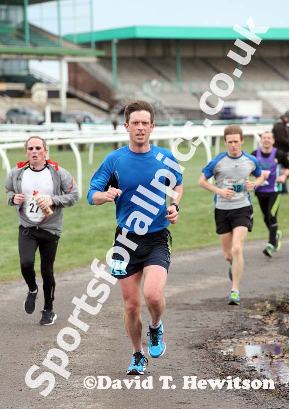 Adam Kennedy (Elbridge) on his way to winning the Newcastle Racecourse Marathon, Newcastle Racecourse, Gosforth, Newcastle. Photo: David T. Hewitson/Sports for All Pics